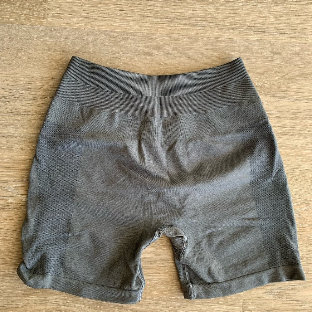 Alphalete Amplify Gray Shorts 4.5" inseam Size Small